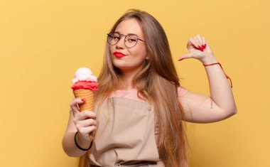 Genç ve güzel bir kadın dondurma konseptiyle gurur duyuyor.