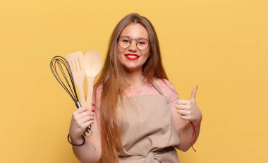 Genç ve güzel bir kadın. Mutlu ve şaşırmış ifade şefi aşçılık konsepti