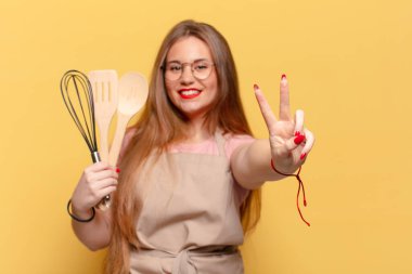 Genç ve güzel bir kadın. Kazanan bir aşçı gibi zaferi kutluyoruz.