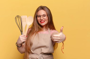 Genç ve güzel bir kadın. Mutlu ve şaşırmış ifade şefi aşçılık konsepti