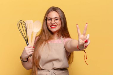 Genç ve güzel bir kadın. Kazanan bir aşçı gibi zaferi kutluyoruz.