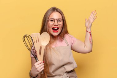 Genç ve güzel bir kadın. Şok ya da şaşırmış ifade şefi aşçılık konsepti