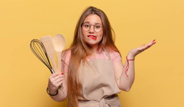 Genç ve güzel bir kadının kafası karışık aşçı konsepti