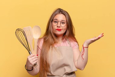 Genç ve güzel bir kadının kafası karışık aşçı konsepti