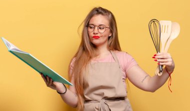 Genç ve güzel bir kadının kafası karışık aşçı konsepti