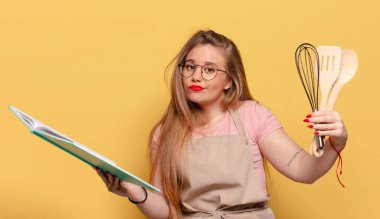 Genç ve güzel bir kadının kafası karışık aşçı konsepti