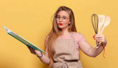 Genç ve güzel bir kadının kafası karışık aşçı konsepti