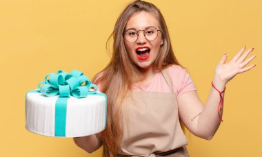 Genç ve güzel bir kadın. Doğum günü pastası konseptine şaşırmış veya şaşırmış