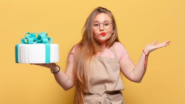 Genç ve güzel bir kadının kafası karışık doğum günü pastası konsepti