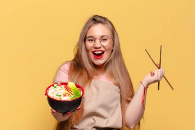 Genç ve güzel bir kadın. Mutlu ve şaşırmış ifade