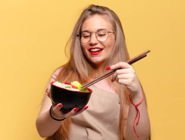 Genç ve güzel bir kadın. Mutlu ve şaşırmış ifade