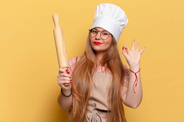 Genç ve güzel bir kadın gururlu bir fırıncı konsepti