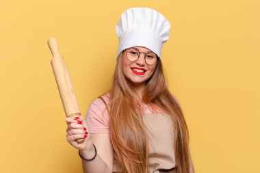 Genç ve güzel bir kadın. Mutlu ve şaşırmış ifade fırıncı kavramı