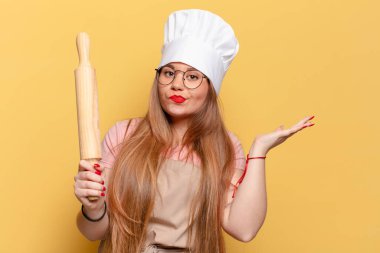 Genç ve güzel bir kadının kafası karışık fırıncı konsepti