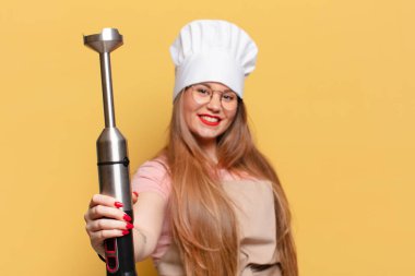 Genç ve güzel bir kadın. Mutlu ve şaşırmış ifade şefi konsepti