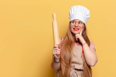 Genç, güzel kadın fırıncı konsepti düşünüyor.