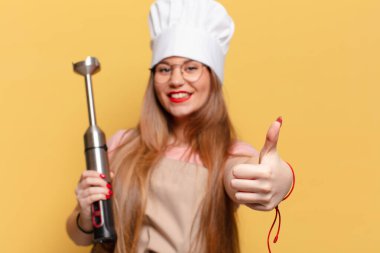 Genç ve güzel bir kadın. Mutlu ve şaşırmış ifade şefi konsepti