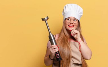 Genç ve güzel bir kadın. Düşünen ya da şüphe duyan şef konsepti