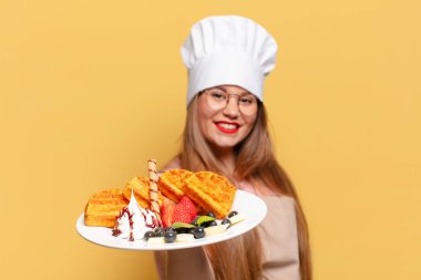 Genç ve güzel bir kadın. Mutlu ve şaşırmış ifade Waffle kavramı