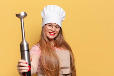 Genç ve güzel bir kadın. Mutlu ve şaşırmış ifade şefi konsepti