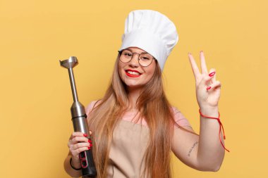 Genç ve güzel bir kadın. Kazanan şef konsepti gibi zaferi kutluyoruz.