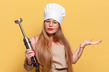 Genç, güzel bir kadının kafası karışmış ifade şefi konsepti