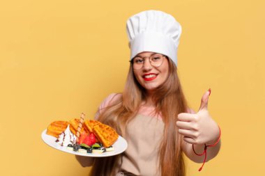 Genç ve güzel bir kadın. Mutlu ve şaşırmış ifade Waffle kavramı