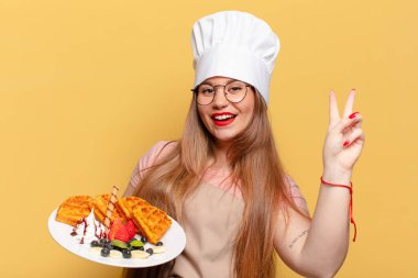 Genç ve güzel bir kadın gururlu bir ifade Waffle konsepti