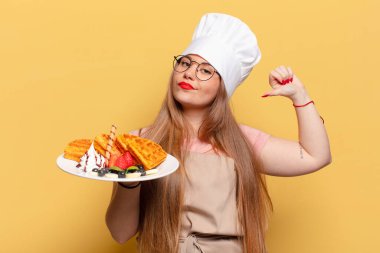 Genç ve güzel bir kadın gururlu bir ifade Waffle konsepti