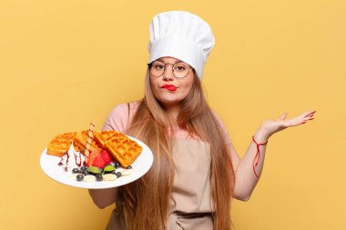 Genç ve güzel bir kadının kafası karışık waffle konsepti.