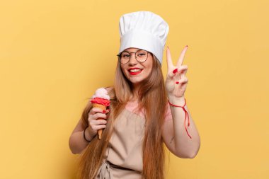 Genç ve güzel bir kadın. Kazanan dondurma konsepti gibi zaferi kutluyoruz.