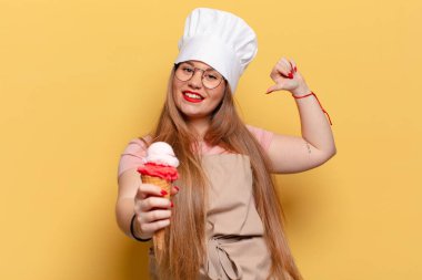 Genç ve güzel bir kadın dondurma konseptiyle gurur duyuyor.