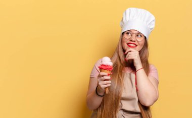 Genç ve güzel bir kadın. Düşünen ya da şüphe duyan dondurma konsepti