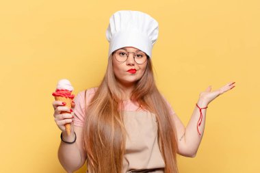 Genç ve güzel bir kadının kafası karışık dondurma kavramı