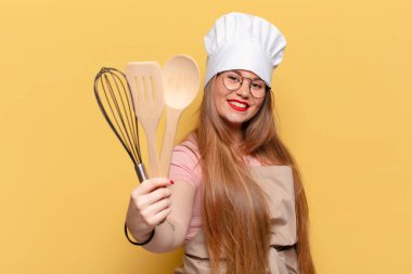 Genç ve güzel bir kadın. Mutlu ve şaşırmış ifade şefi konsepti