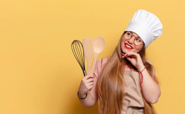 Genç ve güzel bir kadın. Düşünen ya da şüphe duyan şef konsepti