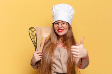 Genç ve güzel bir kadın. Mutlu ve şaşırmış ifade şefi konsepti