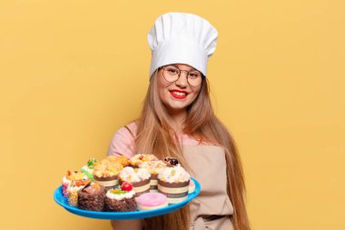 Genç ve güzel bir kadın. Mutlu ve şaşırmış yüz ifadesi fırıncı pişirme konsepti