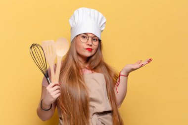 Genç, güzel bir kadının kafası karışmış ifade şefi konsepti