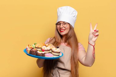 Genç ve güzel bir kadın. Kazanan aşçı konsepti gibi zaferi kutluyoruz.