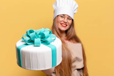 Genç ve güzel bir kadın. Mutlu ve sürpriz doğum günü pastası konsepti