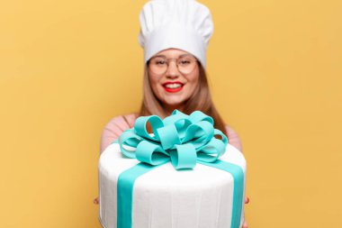 Genç ve güzel bir kadın. Mutlu ve sürpriz doğum günü pastası konsepti