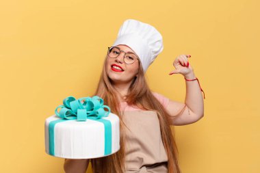 Genç, güzel bir kadın doğum günü pastası konsepti.