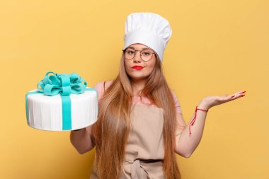 Genç ve güzel bir kadının kafası karışık doğum günü pastası konsepti