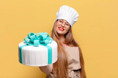 Genç ve güzel bir kadın. Mutlu ve sürpriz doğum günü pastası konsepti