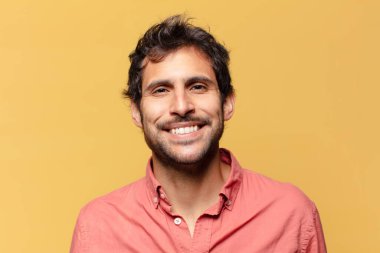 Genç, yakışıklı Hintli adam. Mutlu ve şaşırmış ifade