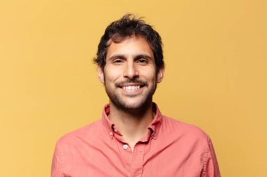 Genç, yakışıklı Hintli adam. Mutlu ve şaşırmış ifade