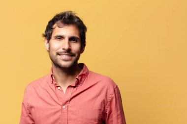 Genç, yakışıklı Hintli adam. Mutlu ve şaşırmış ifade