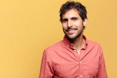 Genç, yakışıklı Hintli adam. Mutlu ve şaşırmış ifade