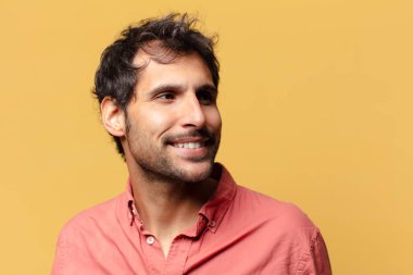 Genç, yakışıklı Hintli adam. Mutlu ve şaşırmış ifade